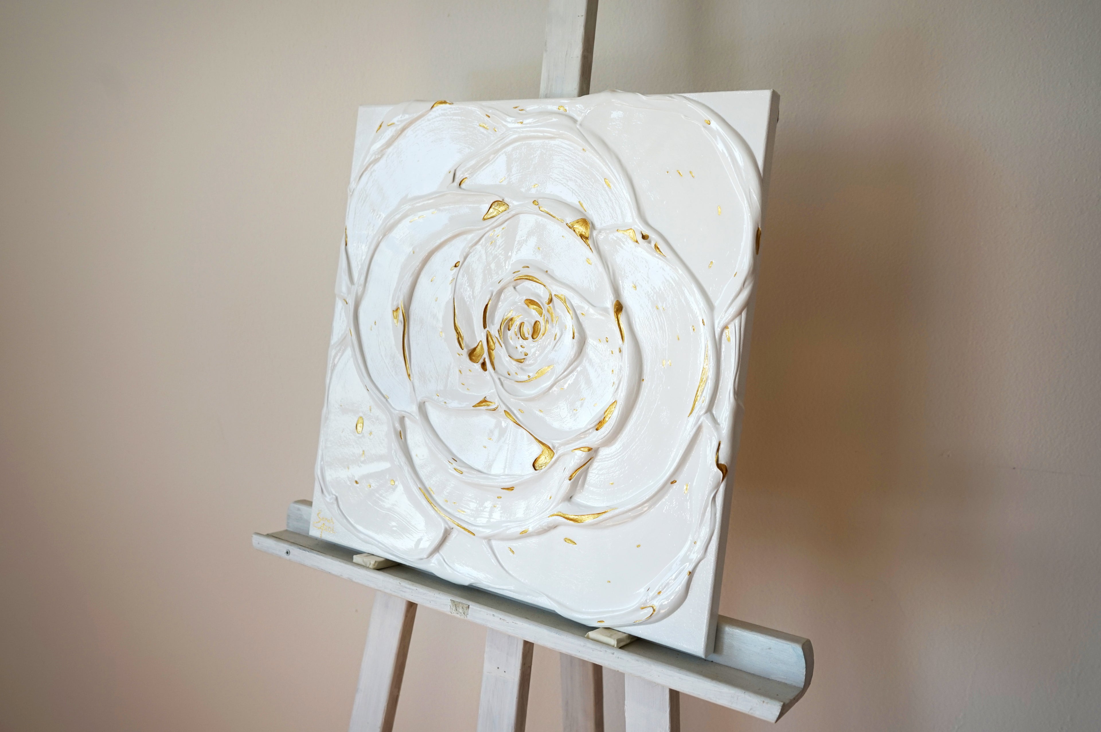 Little White Rose with a Touch of Gold III. (3I25)