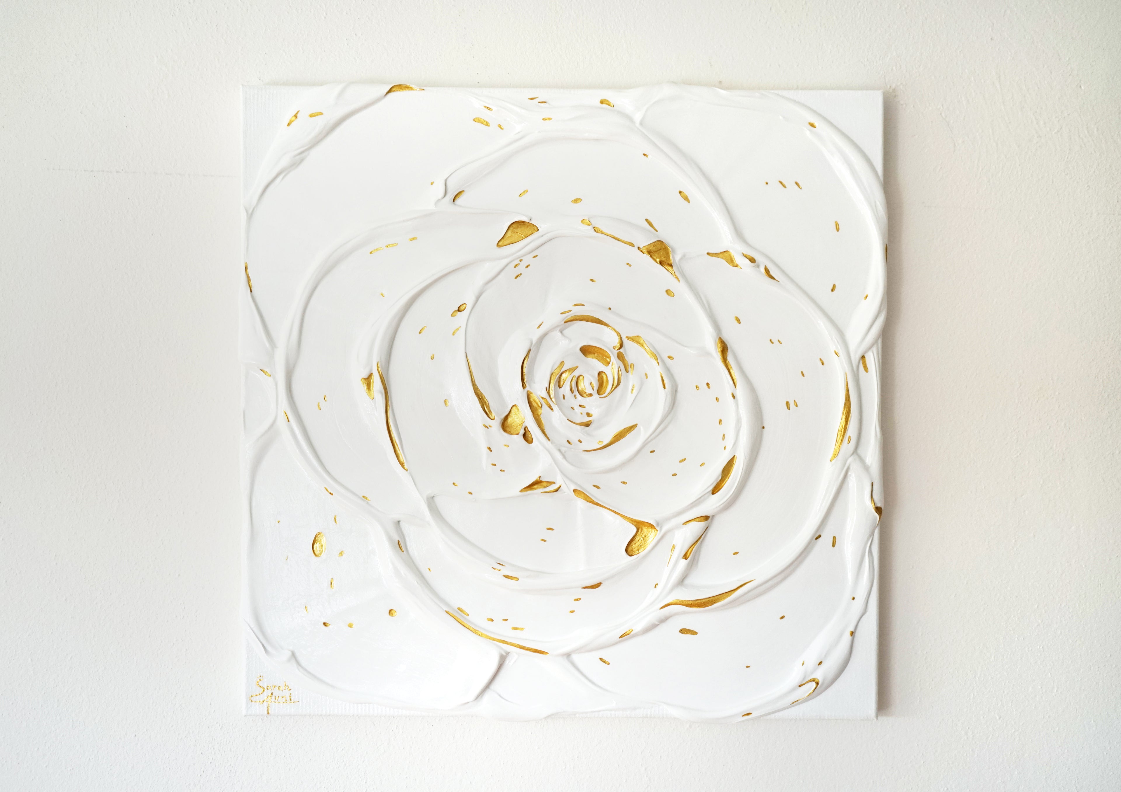 Little White Rose with a Touch of Gold III. (3I25)