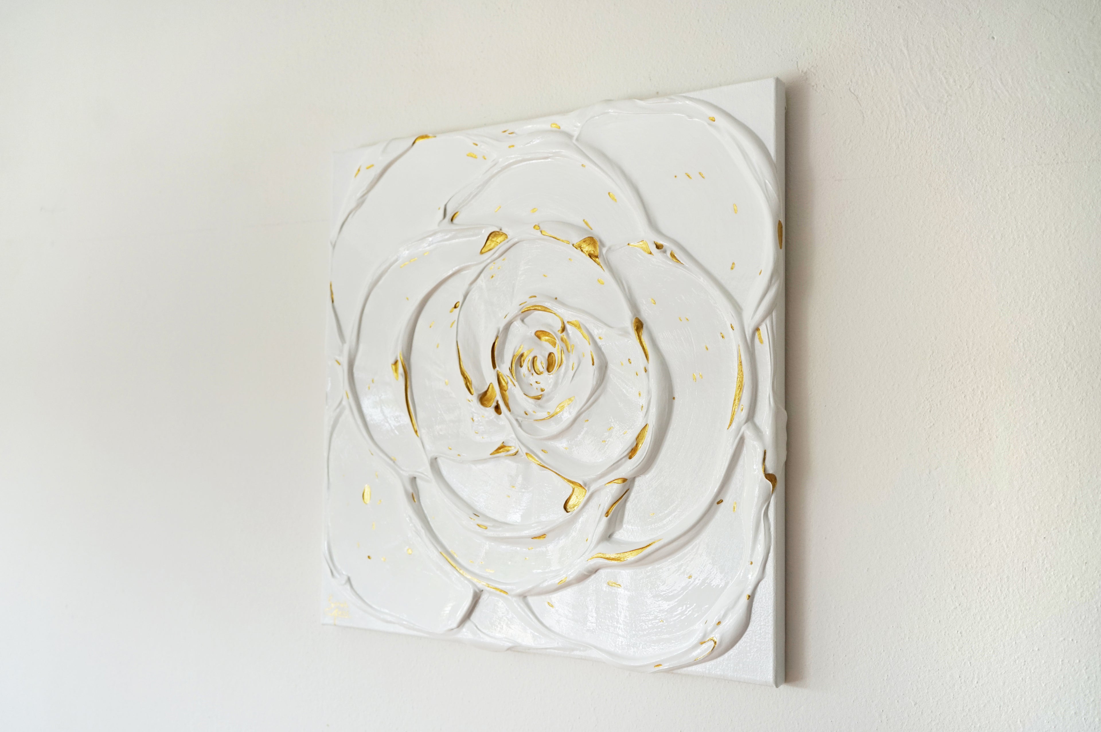 Little White Rose with a Touch of Gold III. (3I25)